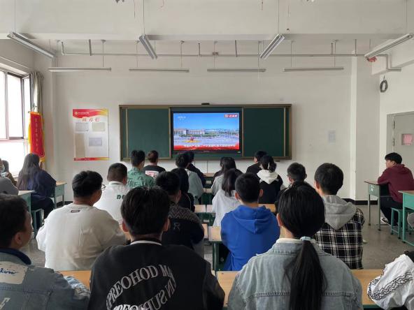 信息管理系团委组织学生收听收看党的二十大开幕会盛况