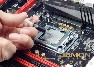  散热膏，作为电子设备中不可或缺的热管理材料，广泛应用于CPU、GPU和其他高性能元件的散热系统中。其主要作用是填充散热器和电子元件之间的微小空隙，从而提高热量的传导效率，避免设备因过热而导致性能下降或损坏。散热膏的热导率是其性能的关键指标之一，通常较高的热导率意味着更好的散热效果。