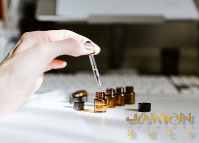  水性硅烷偶联剂在现代材料科学中发挥着重要作用，特别是在提高材料的耐候性方面。耐候性是指材料在长时间暴露于自然环境（如紫外线、雨水、空气污染等）中的抗老化和耐损耗能力。随着环保法规的日益严格，水性硅烷偶联剂逐渐成为了提升材料耐候性的关键助剂。